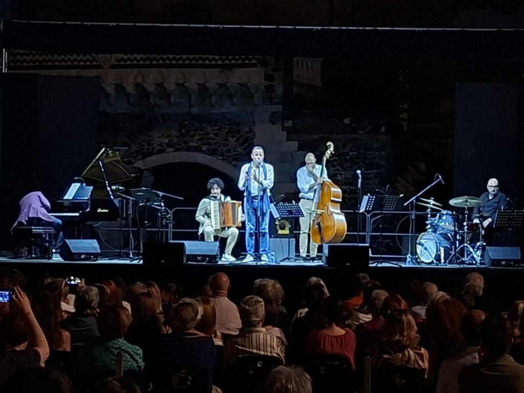 "Giuseppe Milici Ensemble, produzione Musikante: jazz, world music e armonica cromatica. Con Antonio Petralia, Anita Vitale, Roberto Gervasi, Aki Spadaro e Davide Inguaggiato."