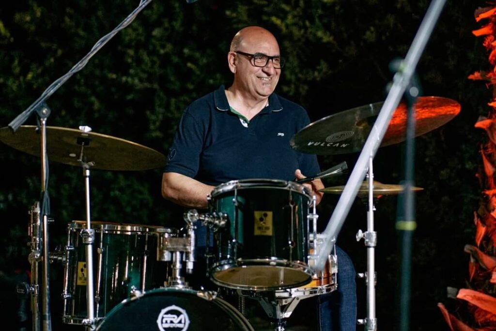 Antonio Petralia sorridente alla batteria durante un concerto jazz
