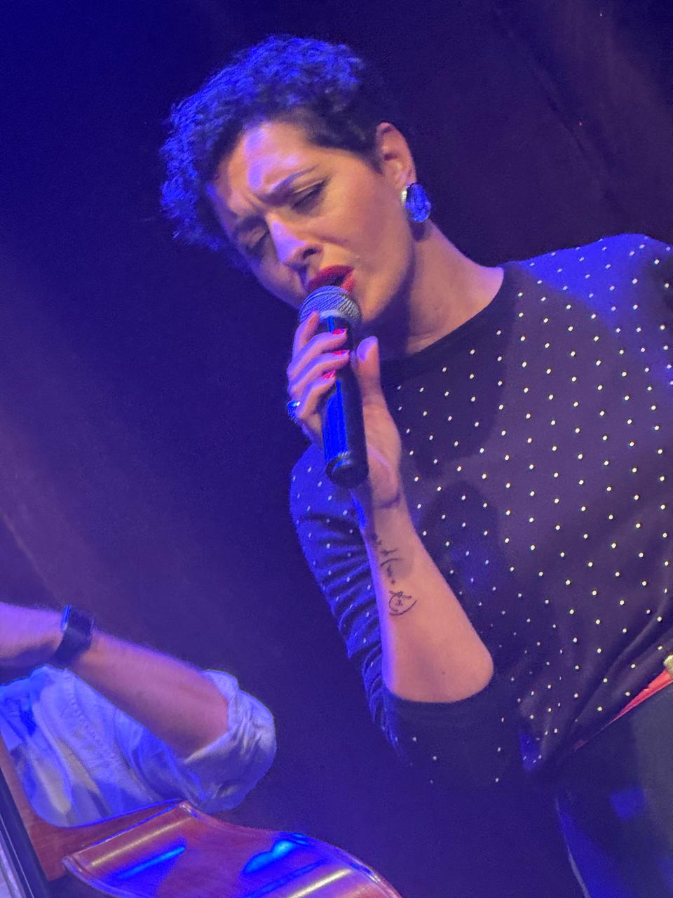 Simona Trentacoste mentre canta durante un concerto