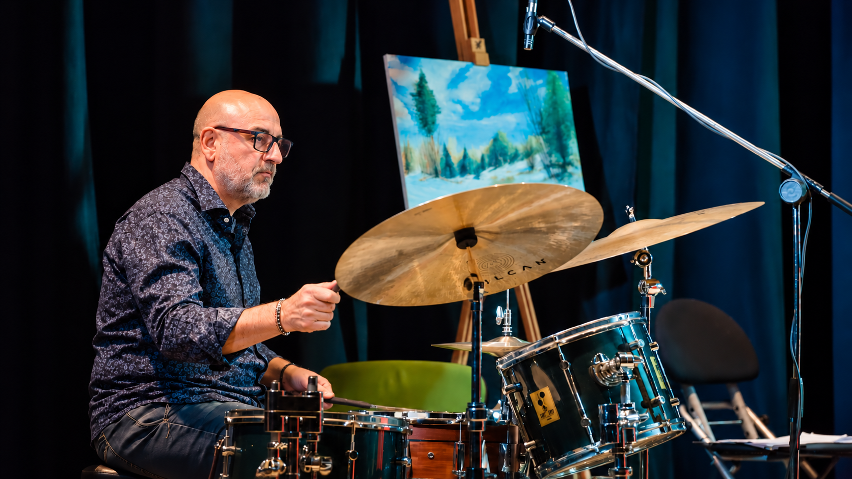 Antonio Petralia, batterista jazz e direttore artistico durante un concerto